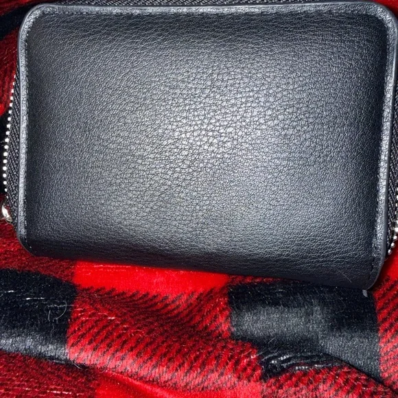 Lot of 6 gently used and new Wallets and 2 Purse Straps. - Picture 3 of 15